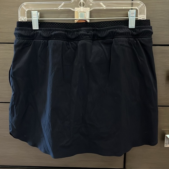 Athleta Navy Skort sz 8. Two front zipper pockets, Stretch waist. Length is 14” - Picture 3 of 4